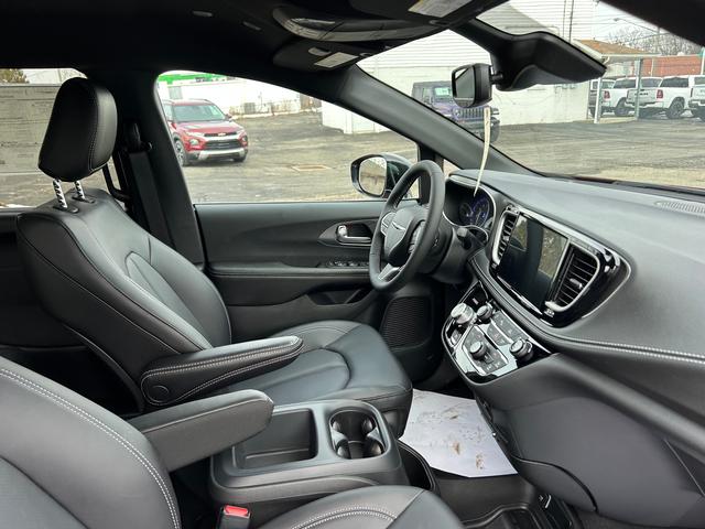 2026 Chrysler Pacifica Select - Photo 12