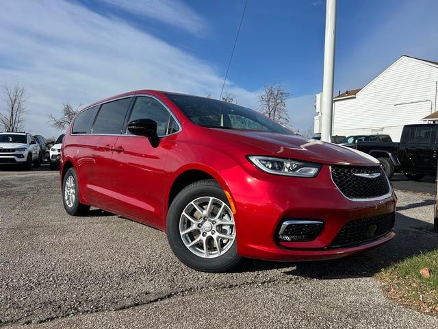 2026 Chrysler Pacifica Select's photo