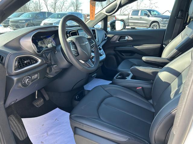 2026 Chrysler Pacifica Select - Photo 6