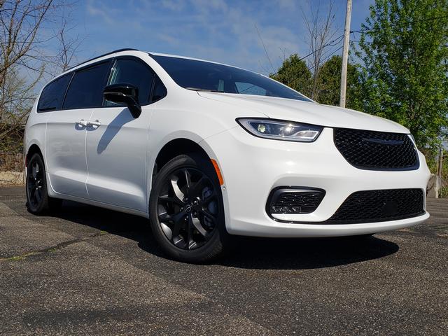 2026 Chrysler Pacifica Limited AWD's photo