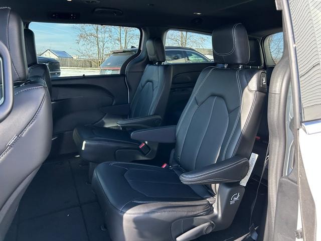 2026 Chrysler Pacifica Select - Photo 11