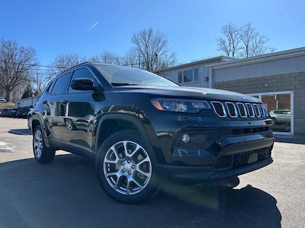 Featured Used 2023 Jeep Compass Latitude Lux Latitude Lux 4x4 for Sale near Youngstown, OH