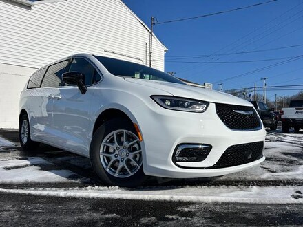 Featured New 2026 Chrysler Pacifica Select Passenger Van for Sale in Cortland, OH