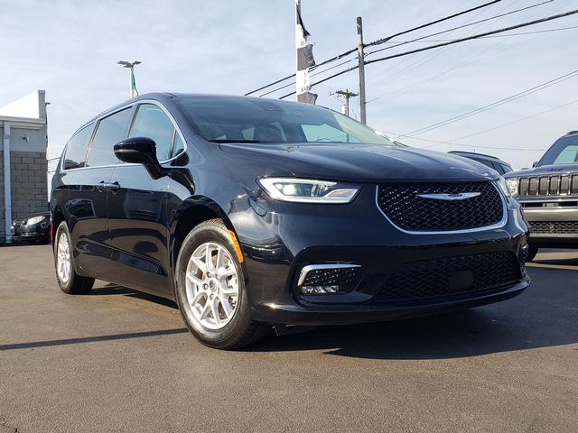 2024 Chrysler Pacifica Touring L's photo