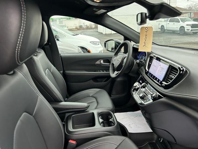 2026 Chrysler Pacifica Select - Photo 12