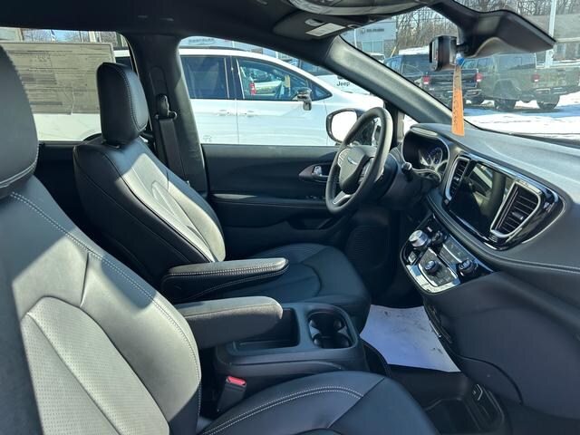 2026 Chrysler Pacifica Select - Photo 12