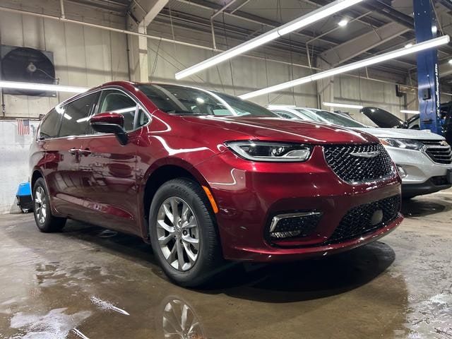 2023 Chrysler Pacifica Touring L's photo