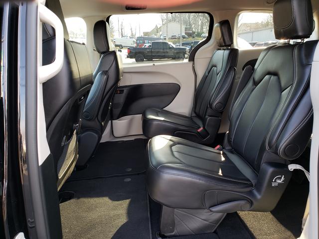 2024 Chrysler Pacifica Touring L - Photo 7
