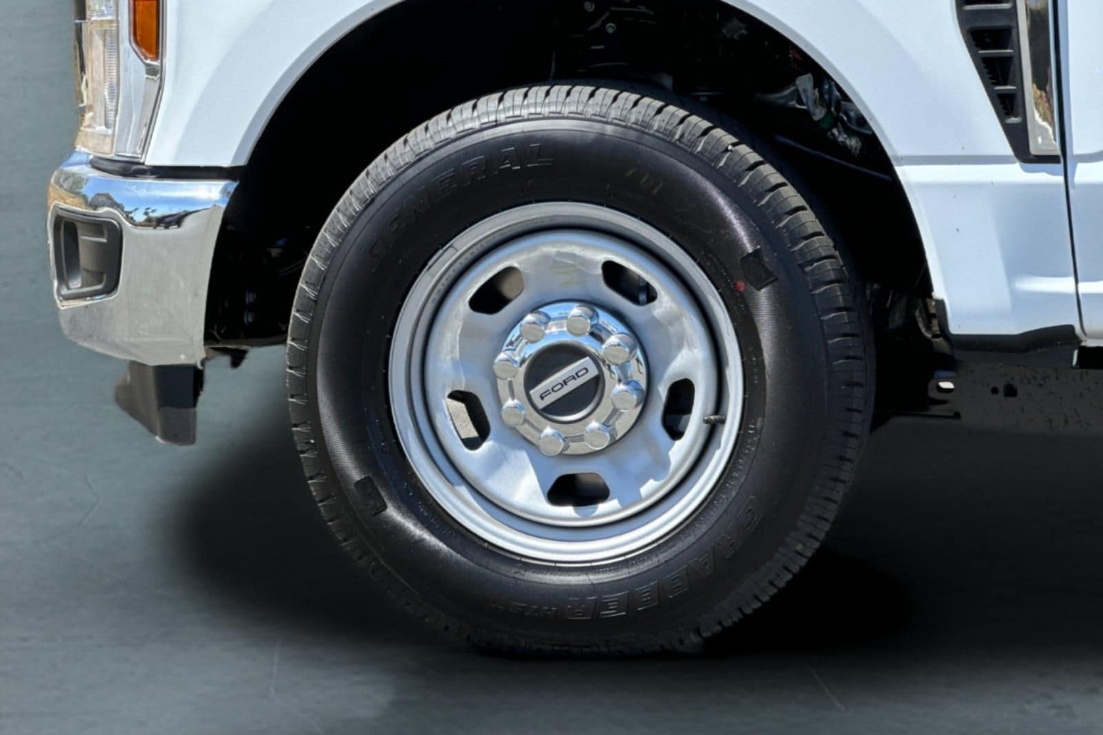 2025 Ford F-350 Super Duty Chassis Cab XL - Photo 28