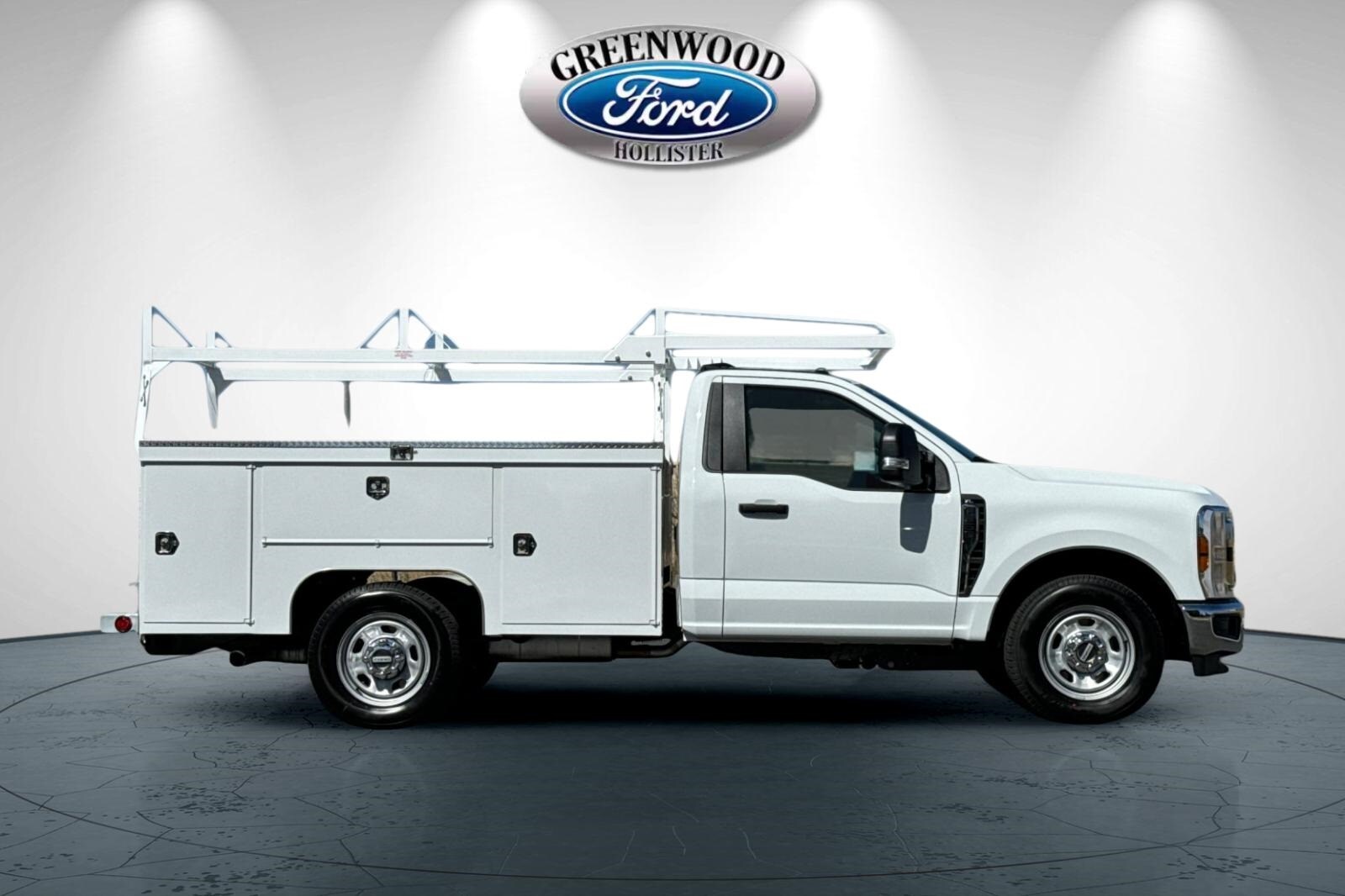 2025 Ford F-350 photo 2