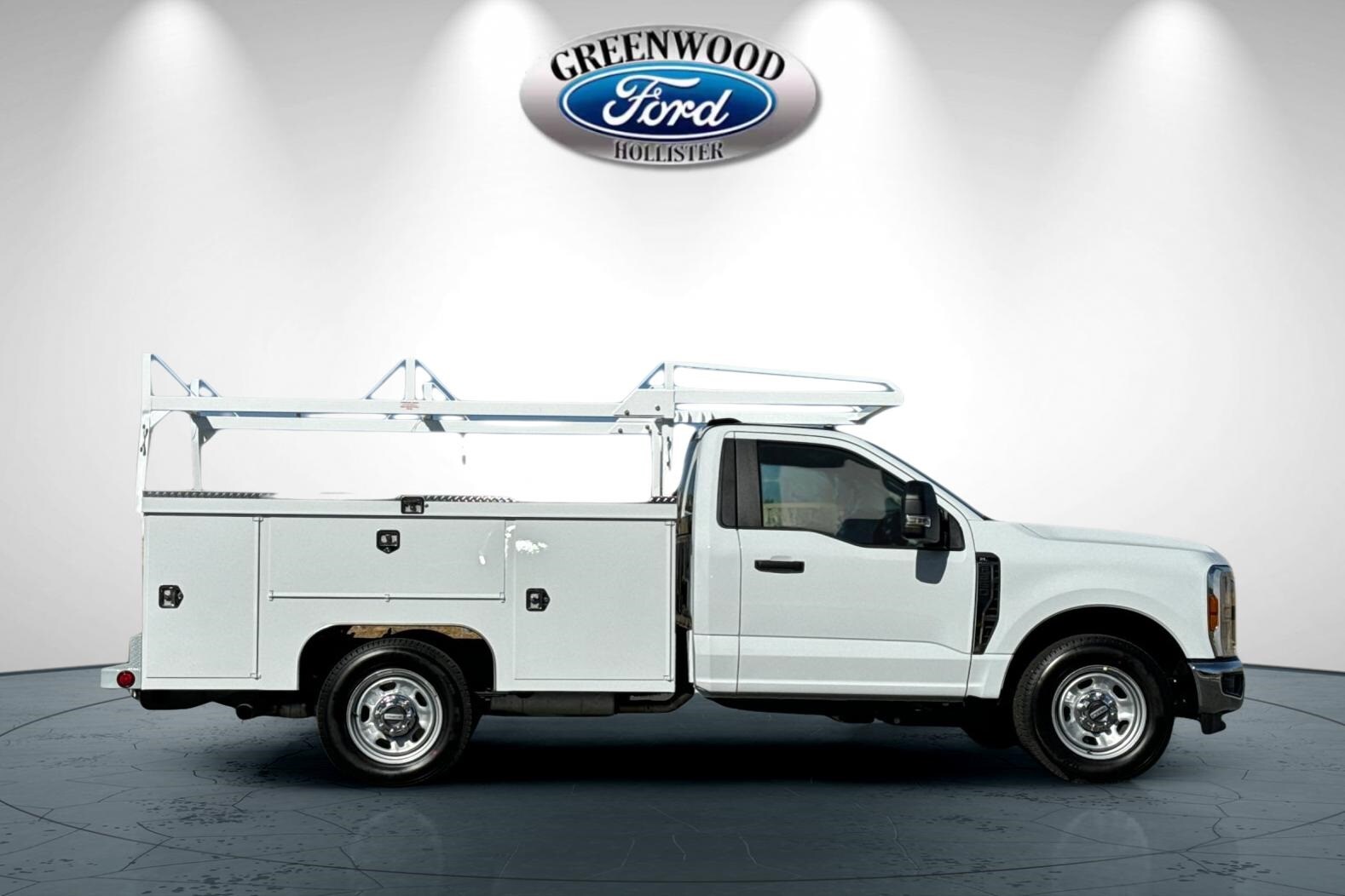 2025 Ford F-350 photo 2