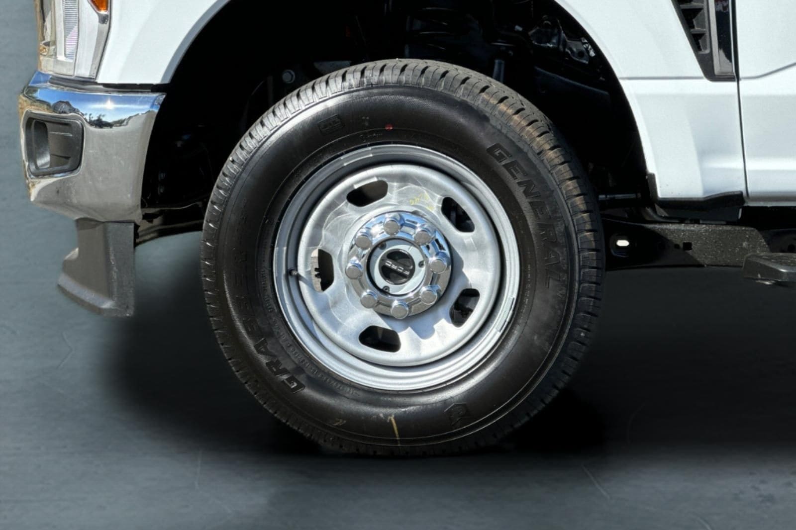 2025 Ford F-350 Super Duty Chassis Cab XLT - Photo 28