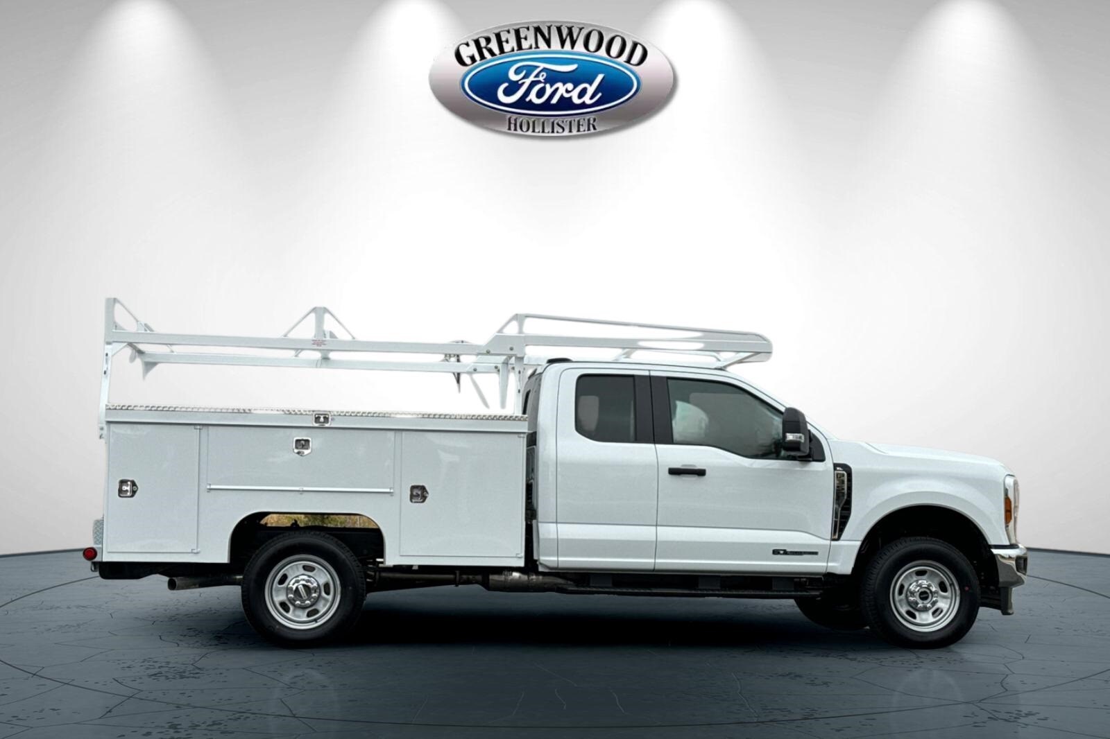 2025 Ford F-350 photo 2