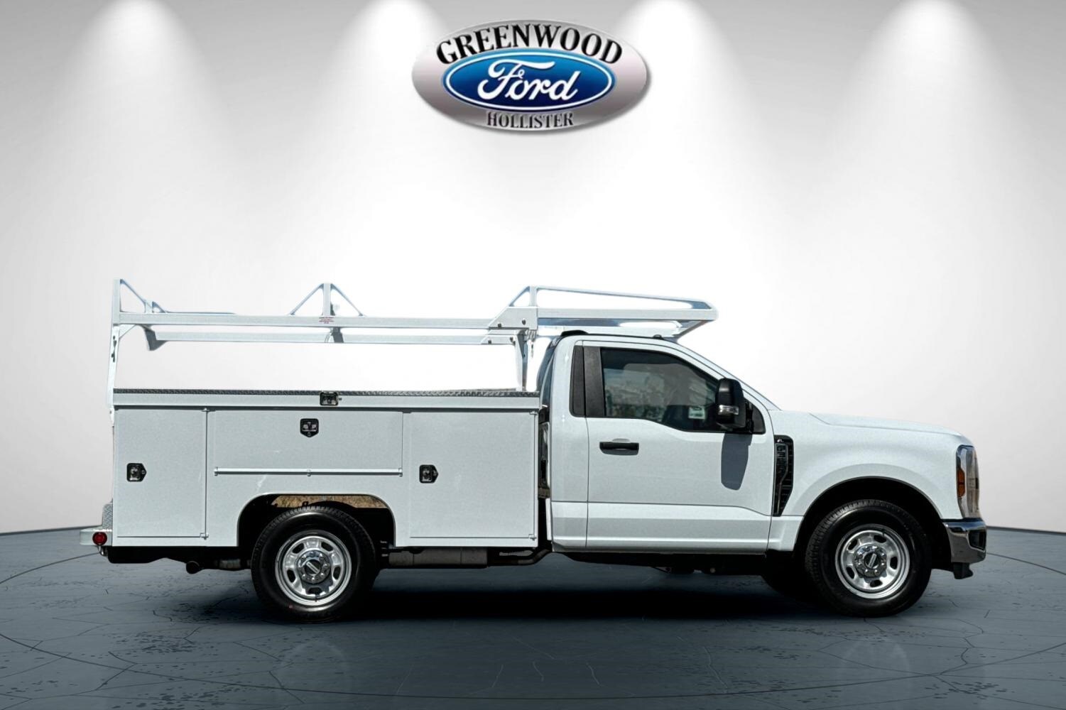 2025 Ford F-350 photo 2