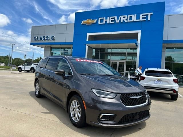 2023 Chrysler Pacifica Touring L's photo