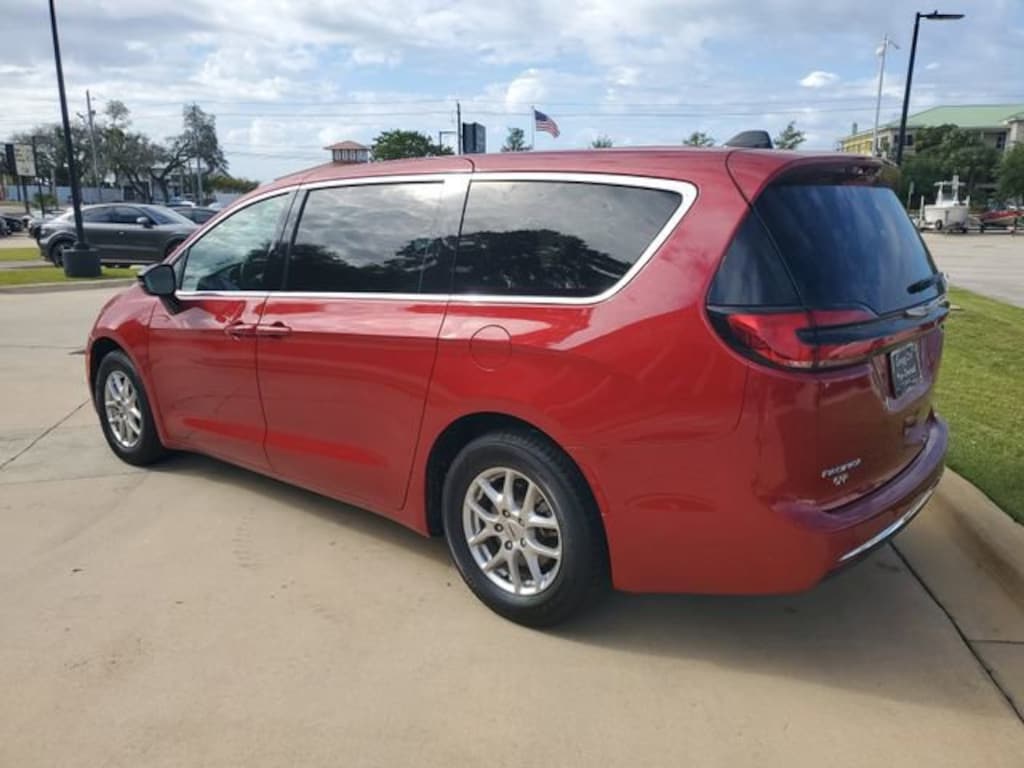 Used 2025 Chrysler Pacifica Select Van Passenger Van