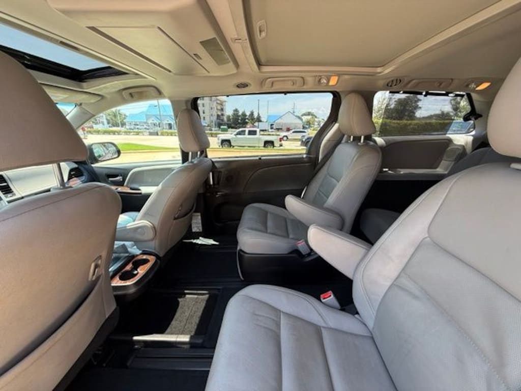 Used 2017 Toyota Sienna Limited Premium Minivan/Van