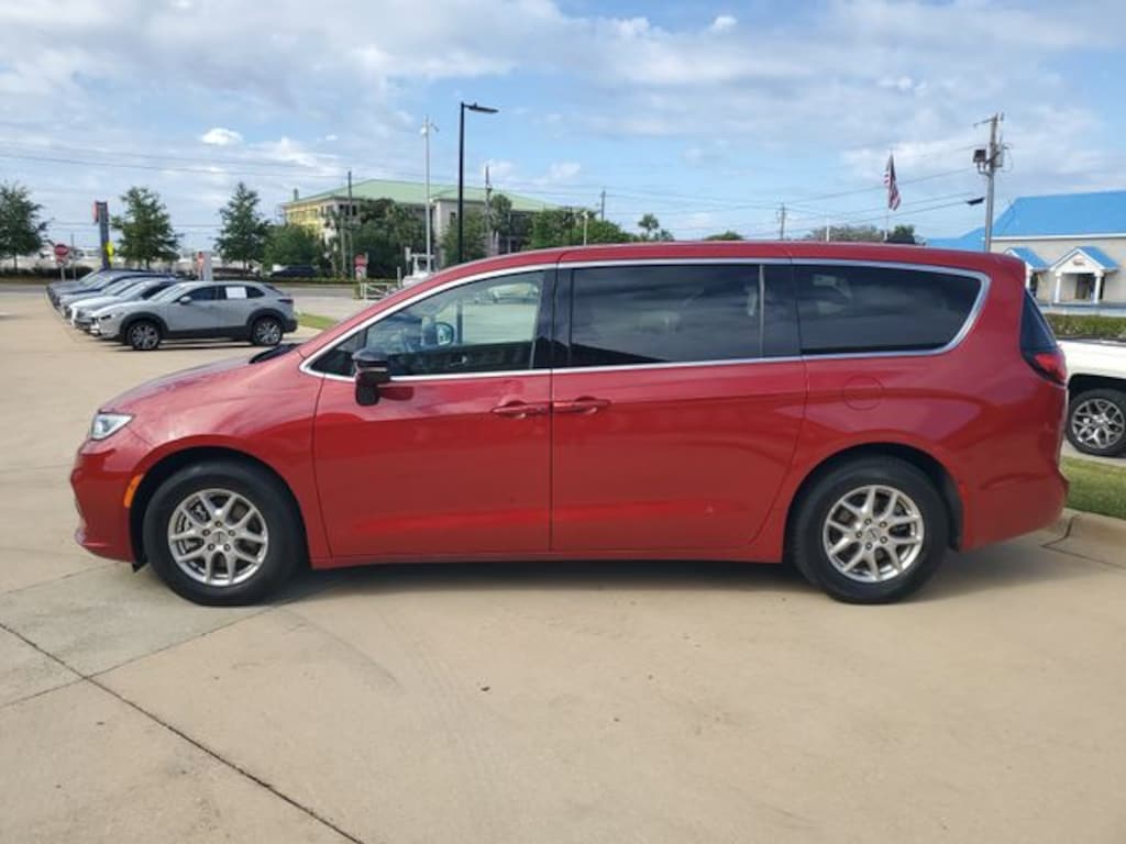 Used 2025 Chrysler Pacifica Select Minivan/Van