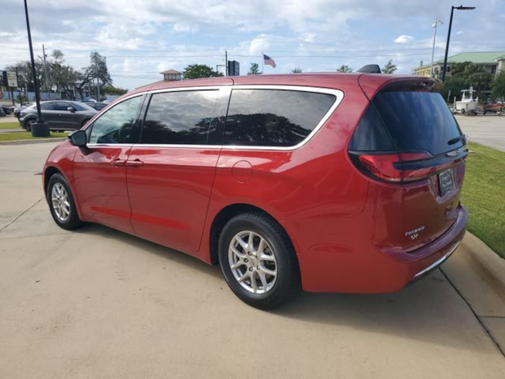 Used 2025 Chrysler Pacifica Select Minivan/Van