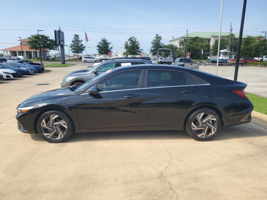 Used 2025 Hyundai Elantra SEL Convenience Sedan