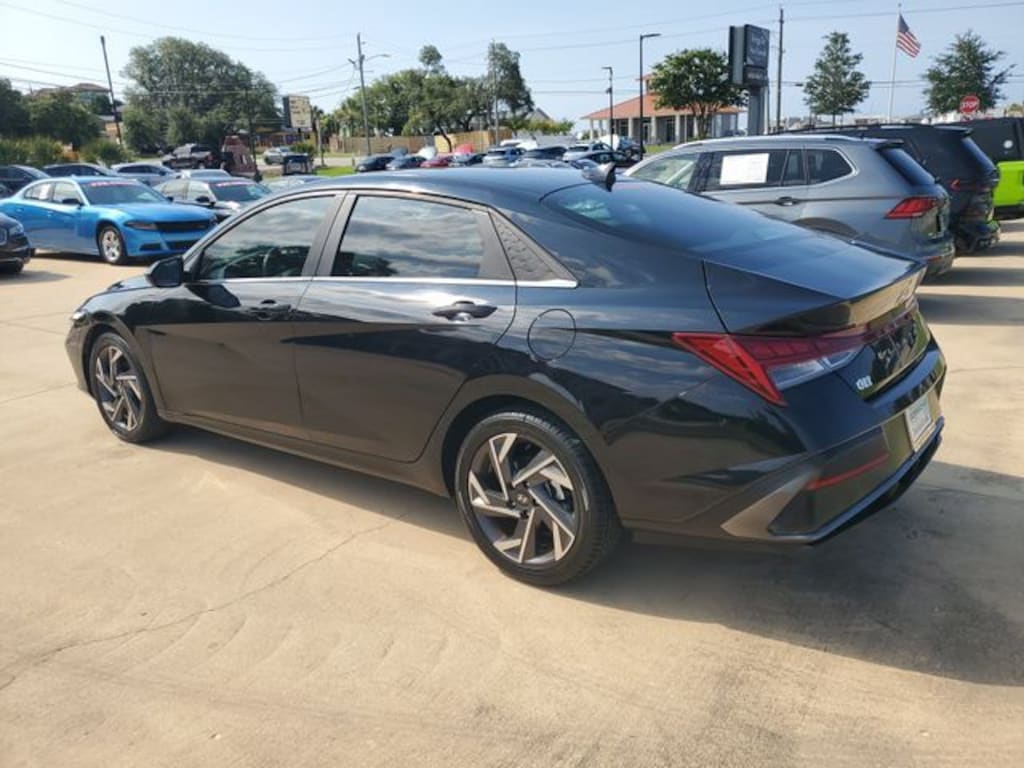Used 2025 Hyundai Elantra SEL Convenience Sedan