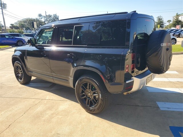 2025 Land Rover Defender 110 S photo 3