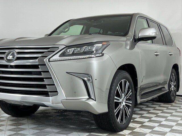 2021 Lexus LX 570 Three-Row photo 4