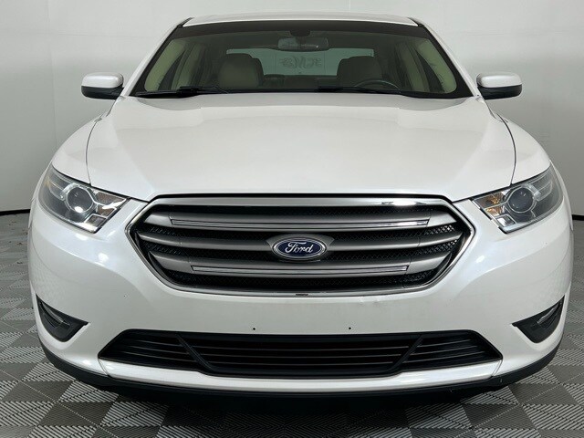 2018 Ford Taurus SEL photo 2