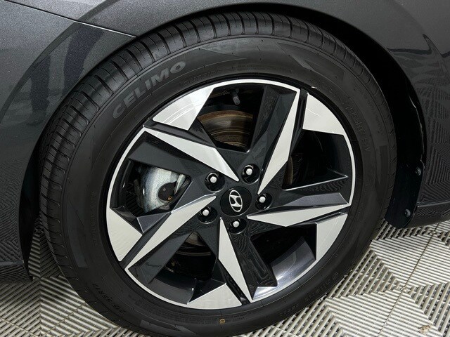 2023 Hyundai Elantra SEL photo 3