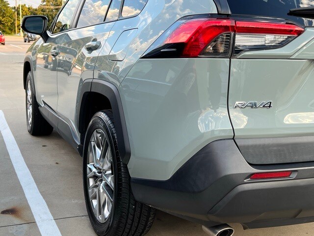 2021 Toyota RAV4 XLE Premium photo 4