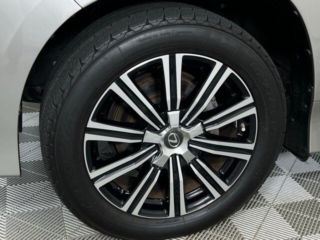 2021 Lexus LX 570 Three-Row photo 3