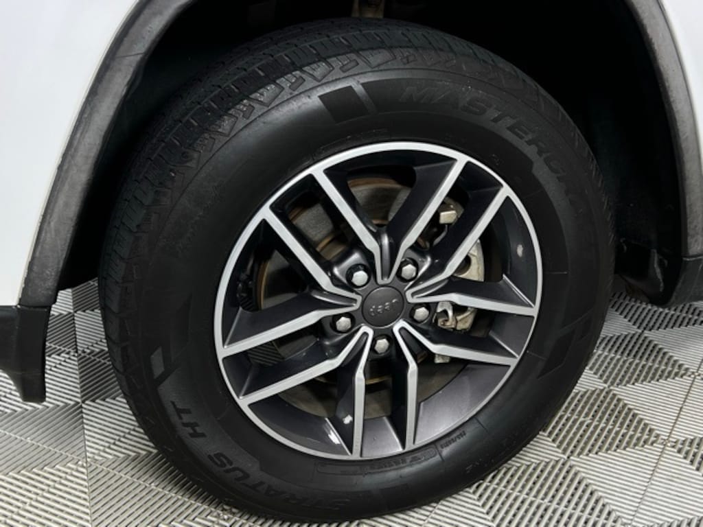 Used 2019 Jeep Grand Cherokee Laredo SUV