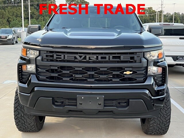 2023 Chevrolet Silverado 1500 Custom photo 2