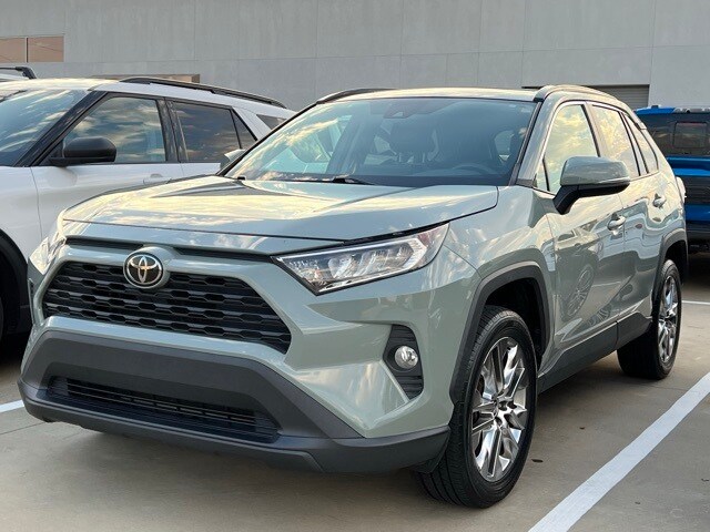 2021 Toyota RAV4 XLE Premium photo 3