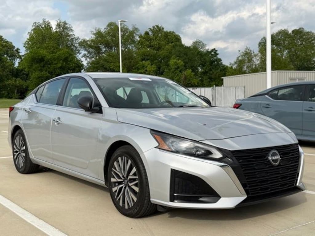 Used 2024 Nissan Altima 2.5 SV Sedan