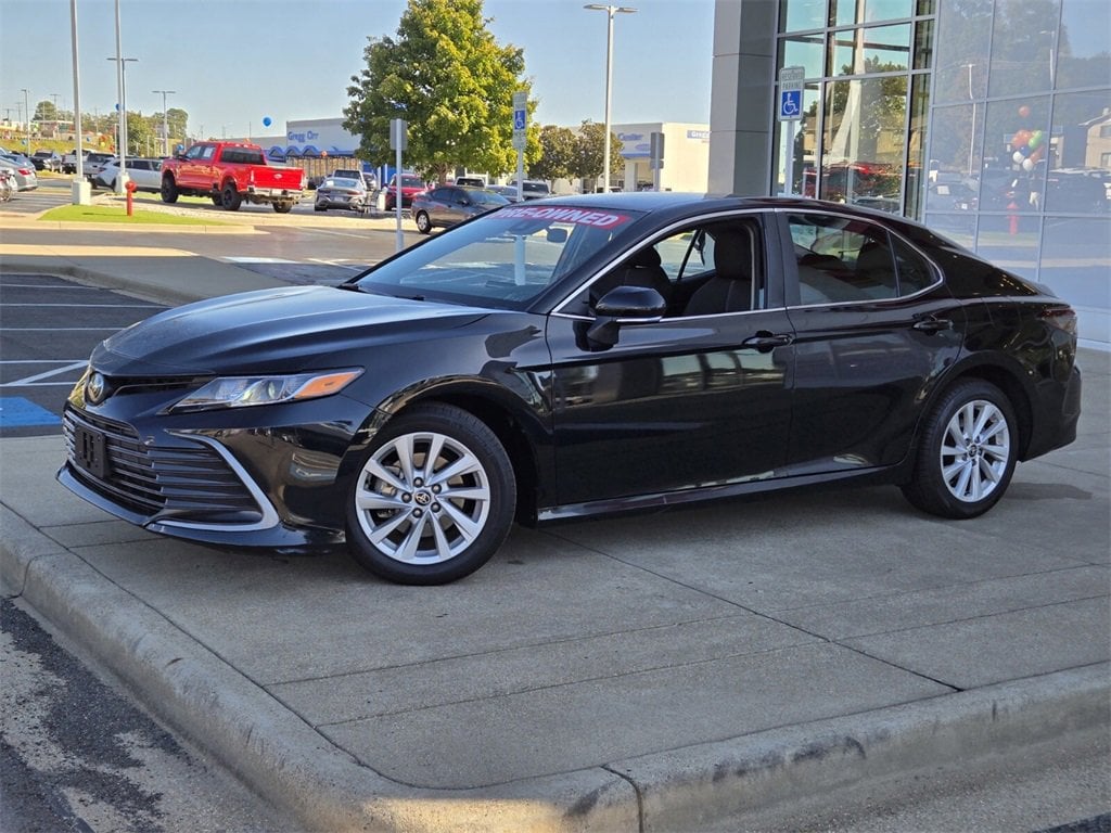 2024 Toyota Camry LE's photo