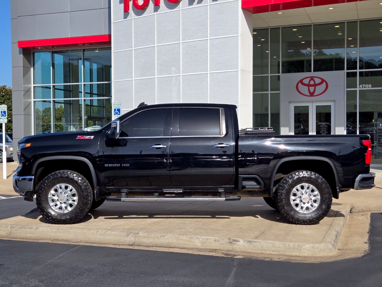 Used 2024 Chevrolet Silverado 2500HD LTZ with VIN 1GC4YPEY5RF108352 for sale in Little Rock