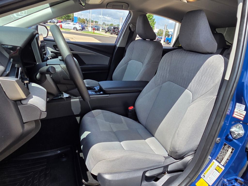 2025 Toyota Camry LE - Photo 8