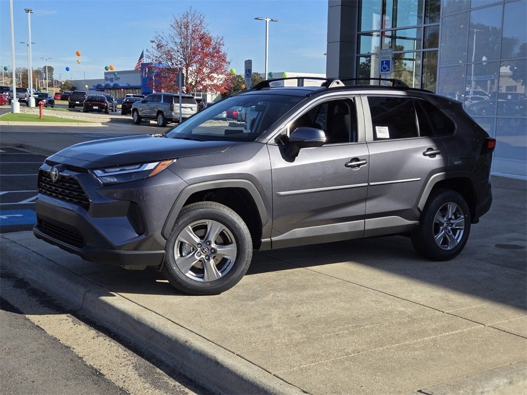 2025 Toyota RAV4 XLE's photo