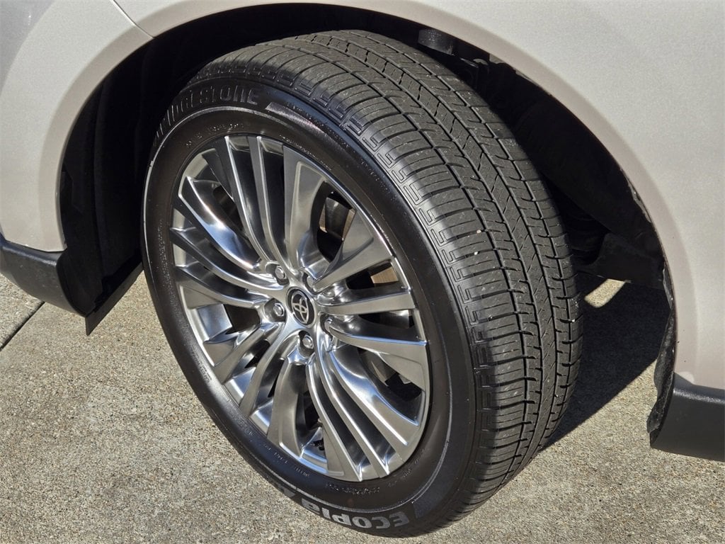 Used 2024 Toyota Venza XLE SUV