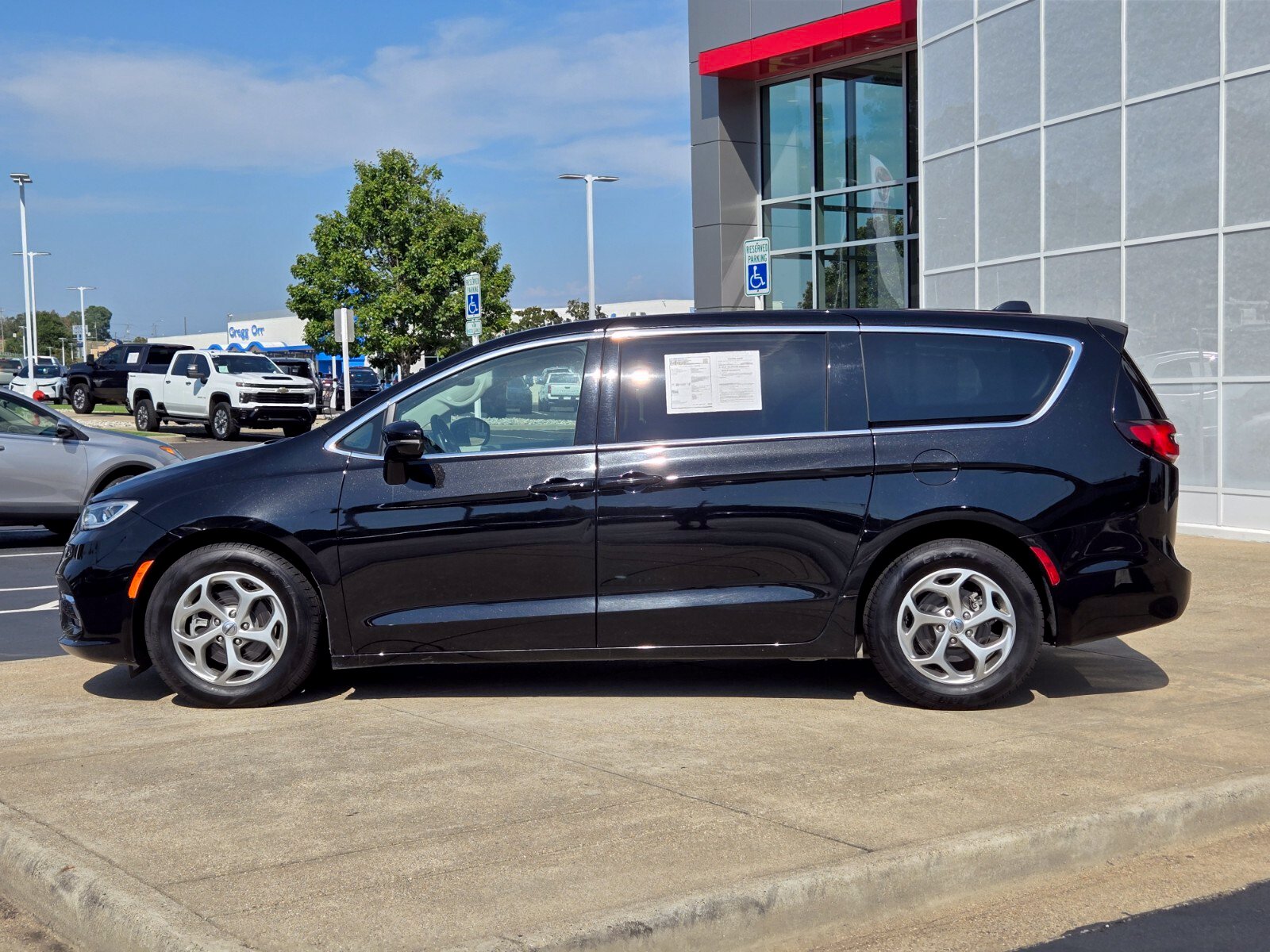 Used 2024 Chrysler Pacifica Limited Minivan/Van
