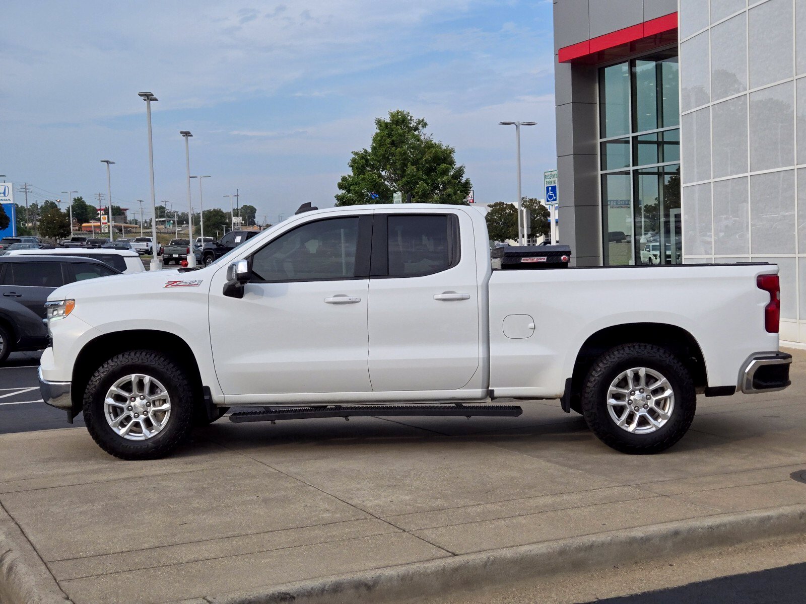 Used 2022 Chevrolet Silverado 1500 LT with VIN 1GCRDDED6NZ501234 for sale in Little Rock