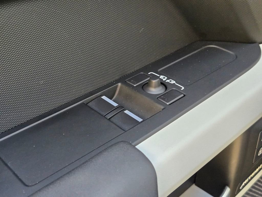 2024 Land Rover Defender S - Photo 36