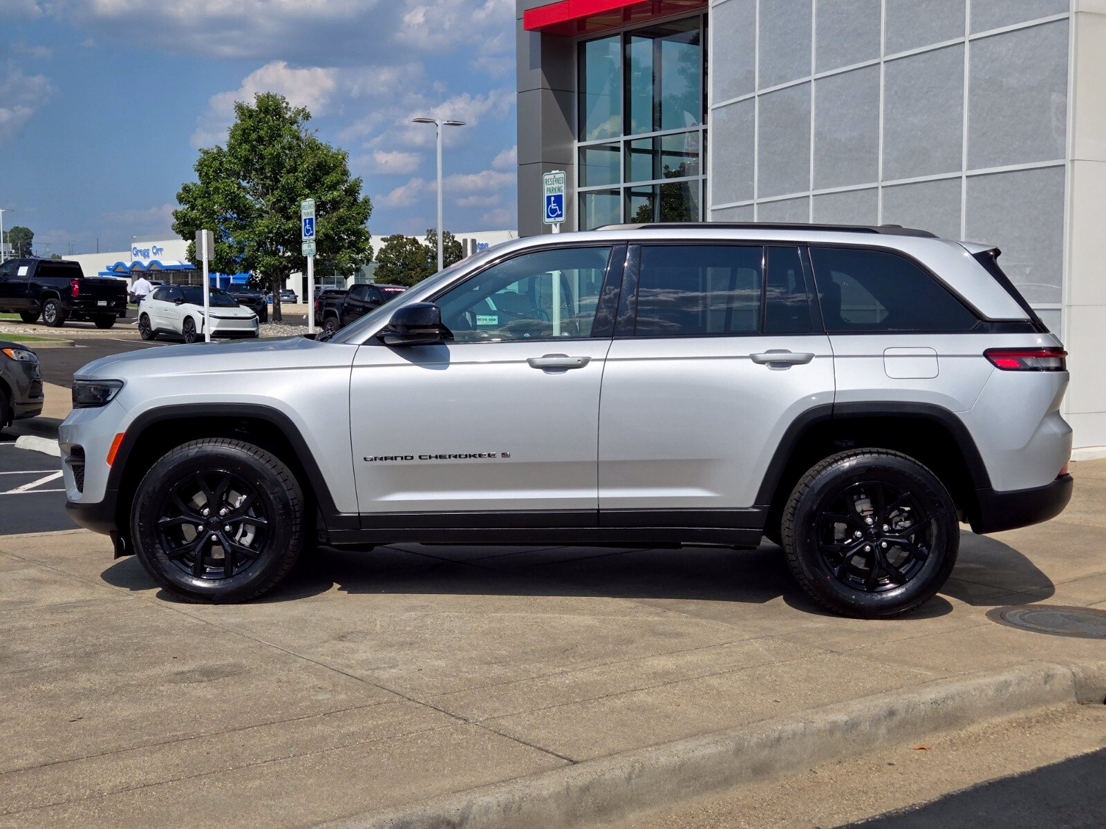 Used 2024 Jeep Grand Cherokee Altitude SUV