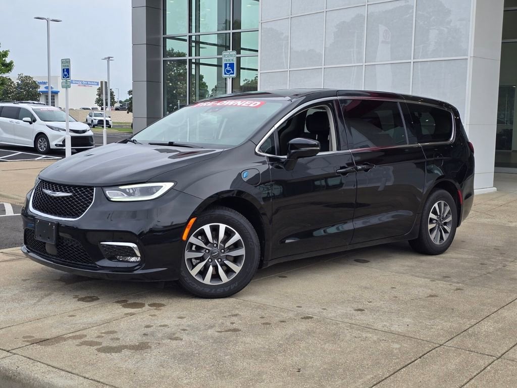 2024 Chrysler Pacifica Hybrid Select PHEV's photo