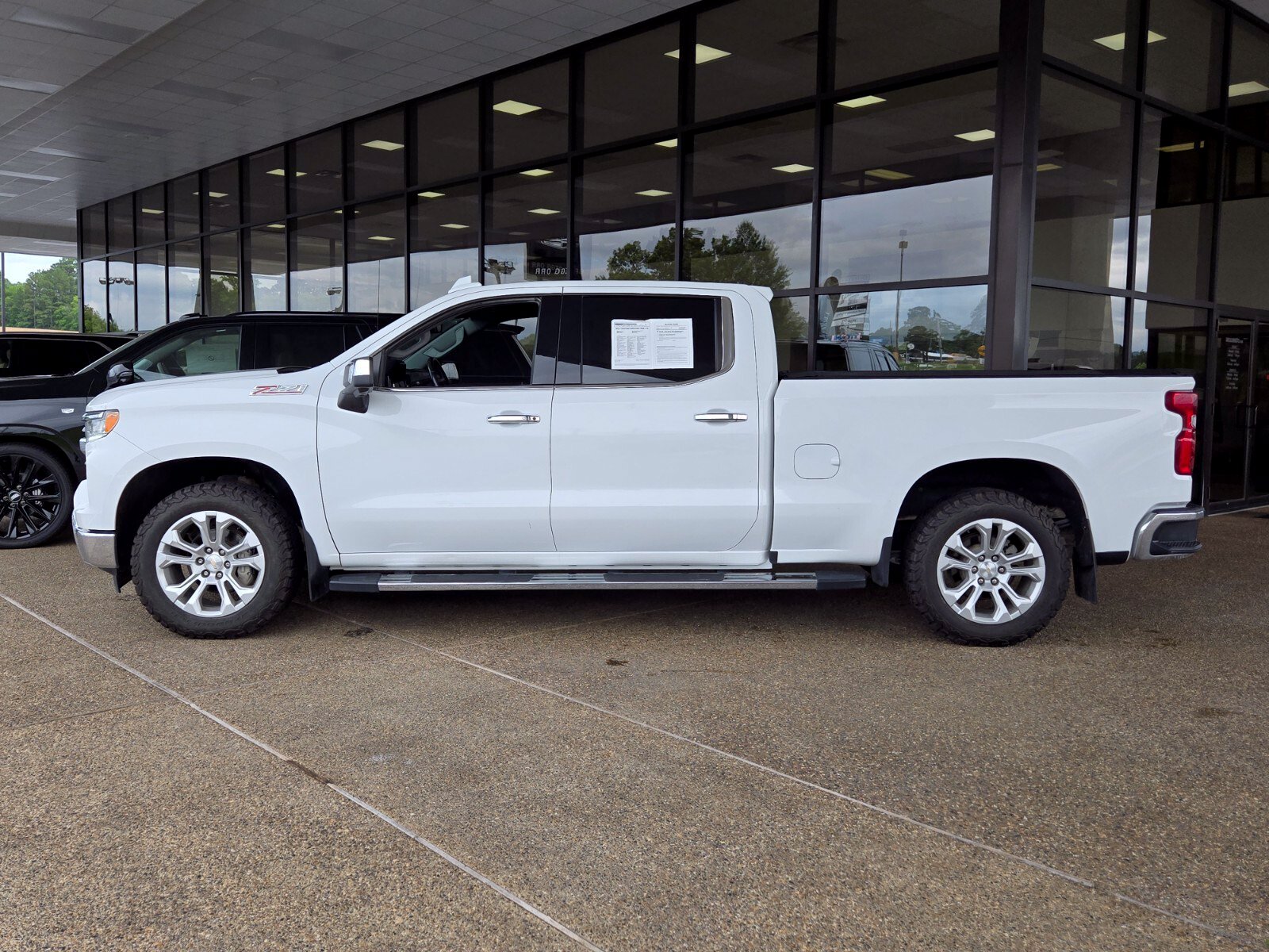 2023 Chevrolet Silverado 1500 LTZ - Photo 2