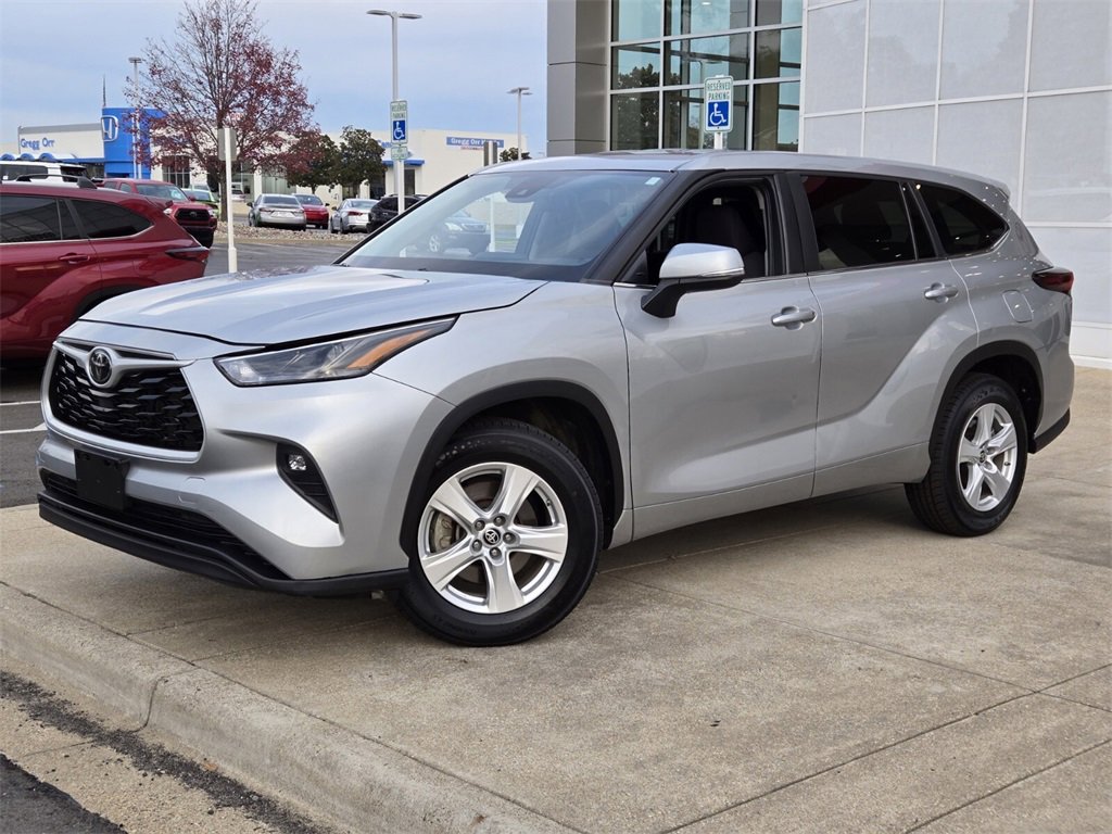 2024 Toyota Highlander LE's photo