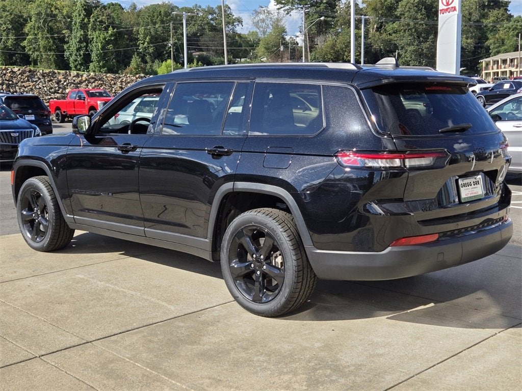 Used 2023 Jeep Grand Cherokee L Laredo SUV
