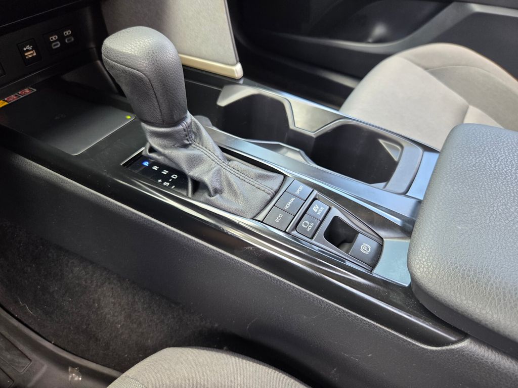 2025 Toyota Camry LE - Photo 28