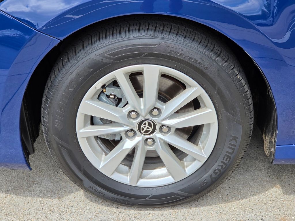 2025 Toyota Camry LE - Photo 19